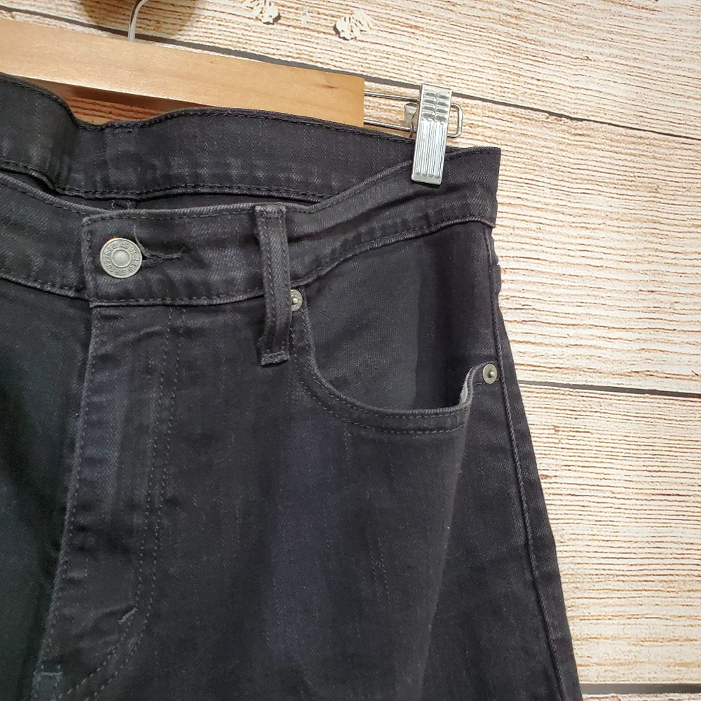 Levis size free by
